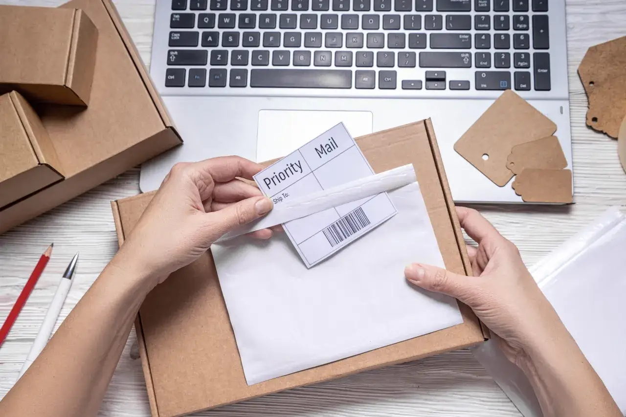 Czy kurier drukuje list przewozowy? Wysyłka paczki bez drukarki