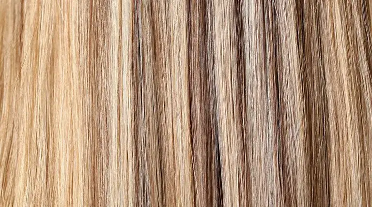 Jaką farbę blond na ciemny odrost wybrać, aby uniknąć kontrastu?