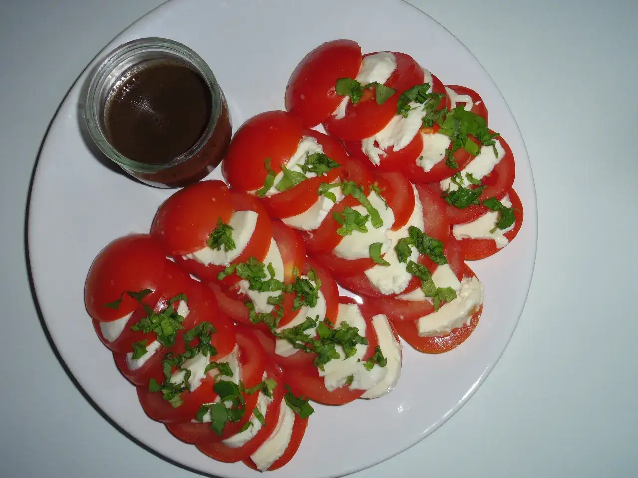 Pomidory z mozzarellą jaki sos – najlepsze przepisy na pyszne dodatki