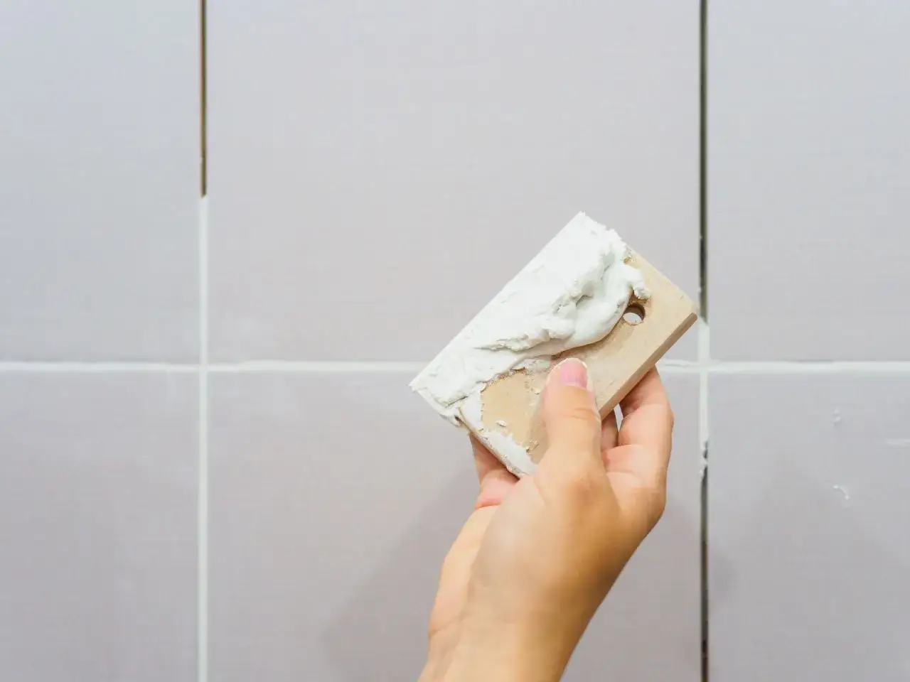 Jak uzupełnić fugi między płytkami? Sprawdź, zanim zaczniesz!