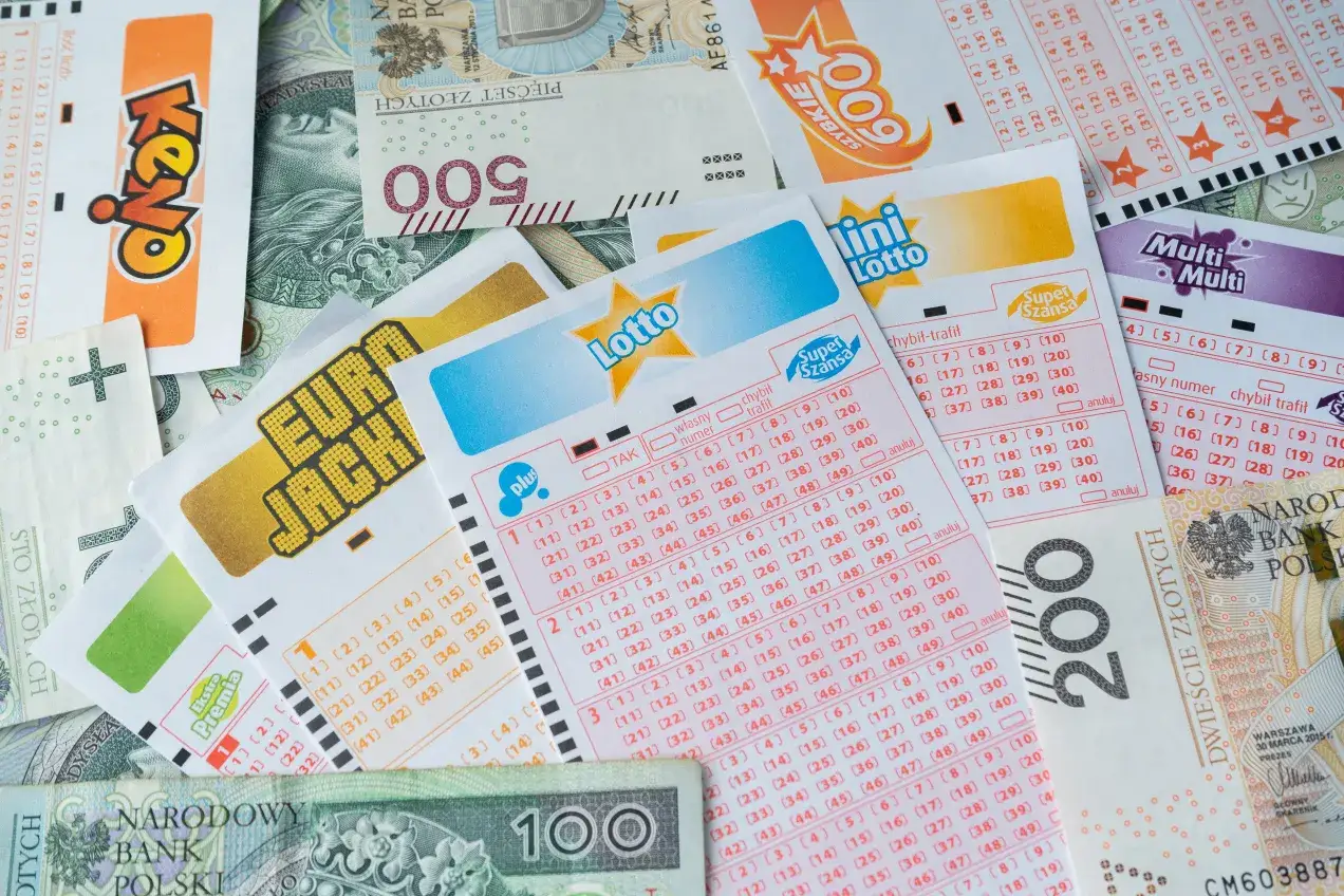Kupony Lotto, Keno, Mini Lotto i Multi Multi leżą na banknotach. Czy w RMF naprawdę się wygrywa? Marzenia o wielkiej wygranej.
