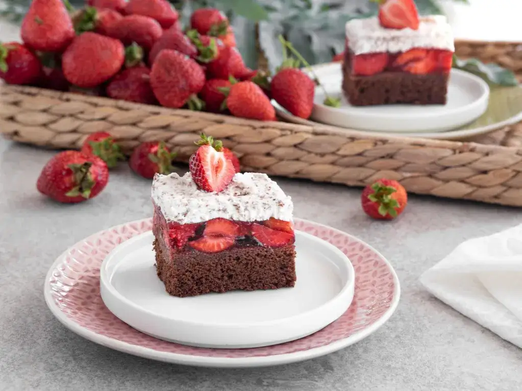 Jak się nazywa ciasto czekoladowe z kremem śmietankowym? Odkryj smaki!