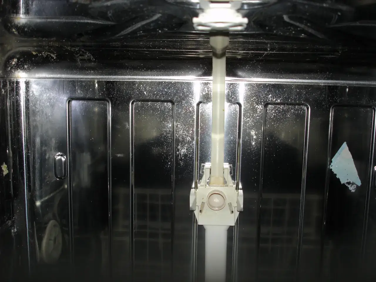 Dlaczego zmywarka Amica nie domywa? Rozwiąż problem sam!