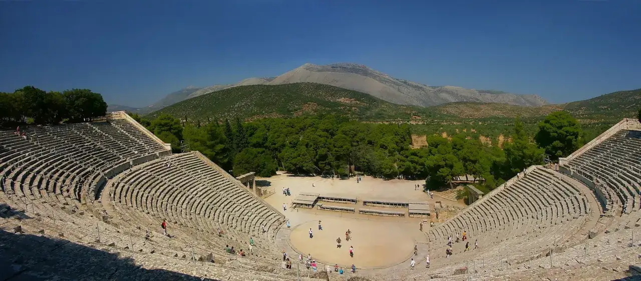 Starożytny teatr w Epidauros, gdzie powstał teatr, zachwyca skalą i architekturą.