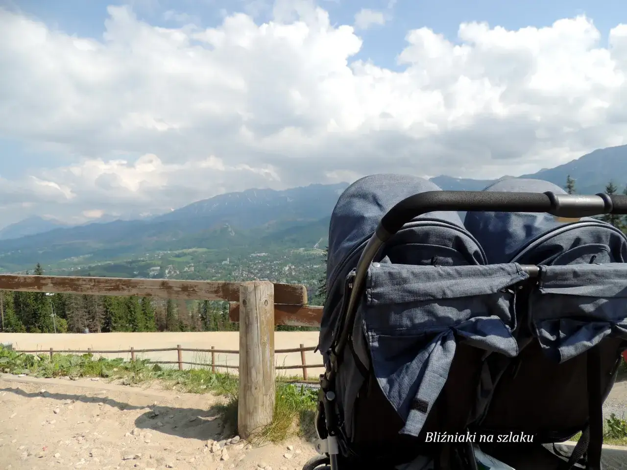 Podwójny wózek gotowy na przygodę. Zastanawiasz się, jakie szlaki z dzieckiem w Zakopanem są najlepsze? Ten widok na Tatry zachęca do odkrywania!