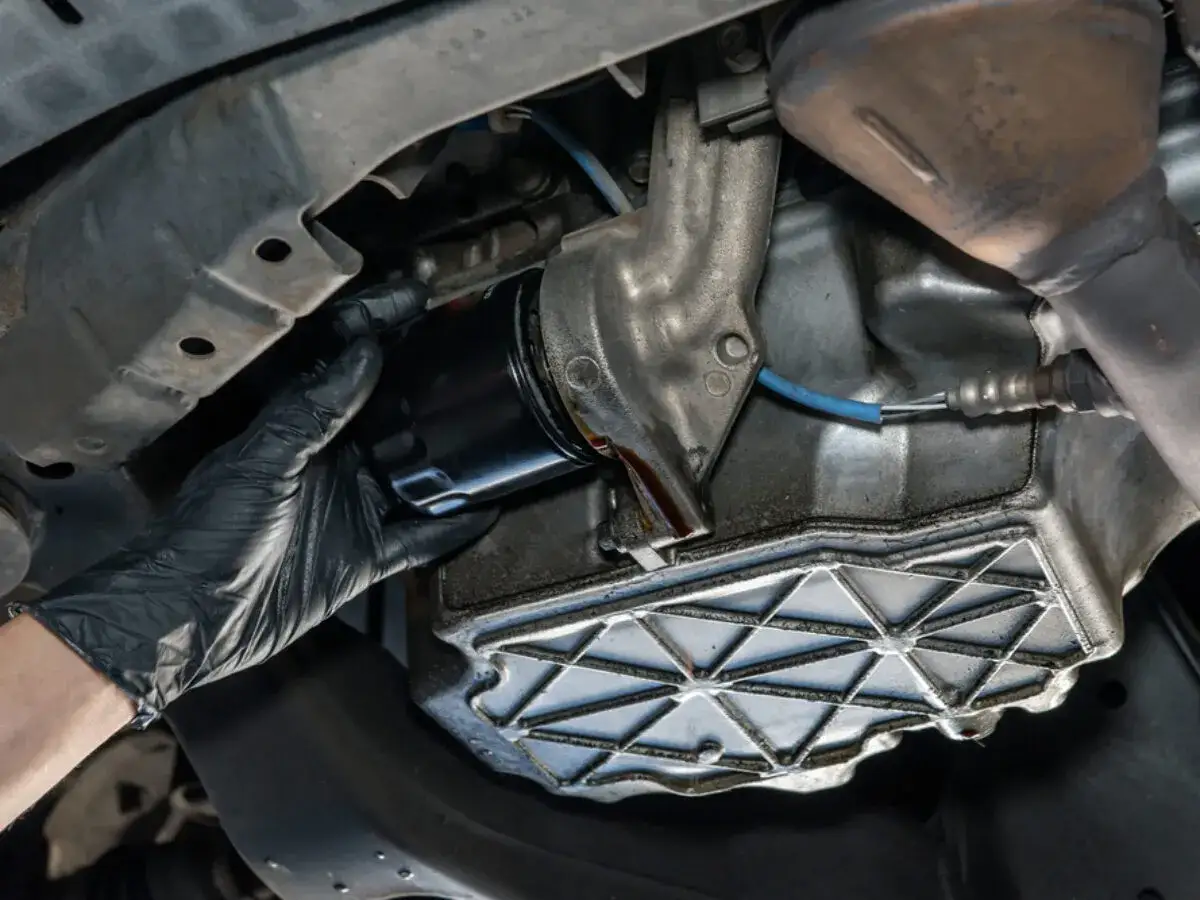 Wie oft sollte der Ölfilter gewechselt werden, um Motorschäden zu vermeiden?