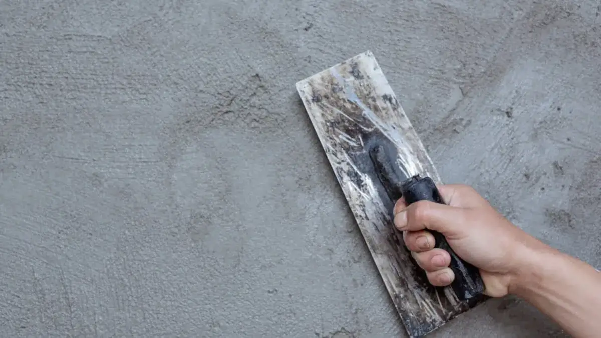 Ile za położenie tynku elewacyjnego? Sprawdź, co wpływa na koszt