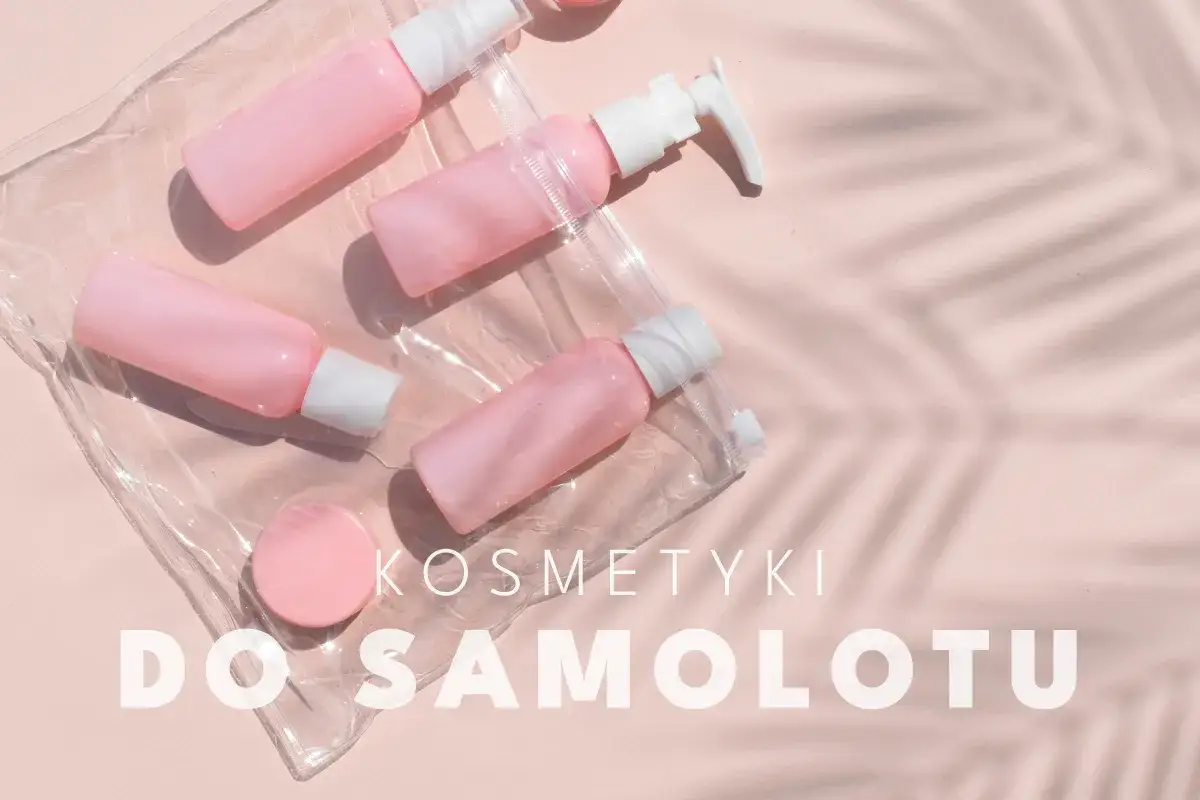 Różowe kosmetyki w przezroczystej kosmetyczce. Czy można przewozić perfumy w bagażu rejestrowanym? Oto odpowiedź.