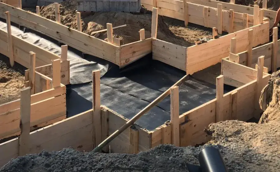 Izolacja pozioma fundamentów: folia czy papa? Który materiał lepiej chroni przed wilgocią?