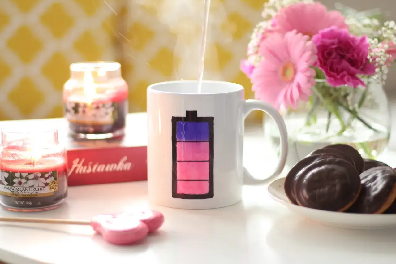 Jak zrobić kubek ze zdjęciem - łatwe kroki do stworzenia unikalnego prezentu