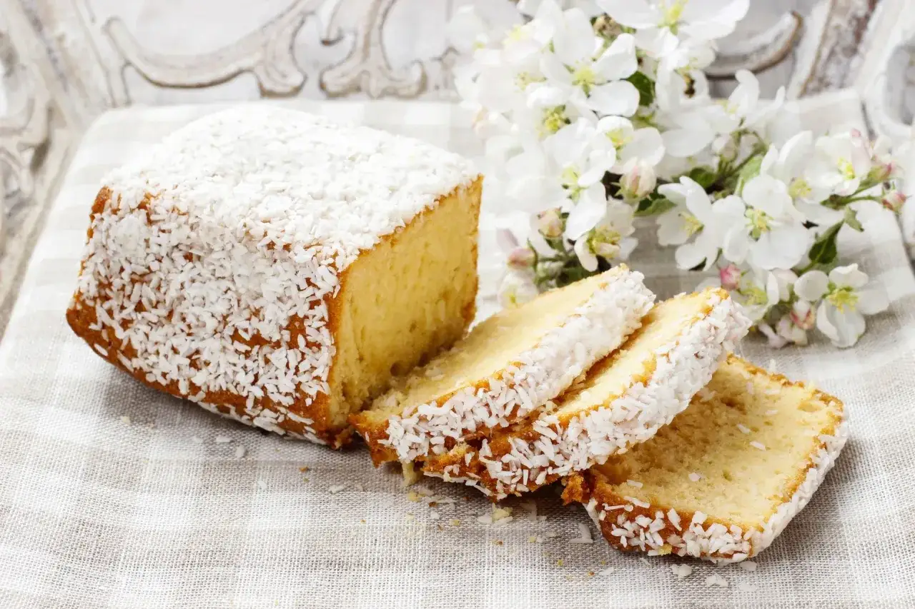 Pyszne ciasto kokosowe, idealne na wiosenne popołudnie. Przepisy joli często inspirują do takich wypieków.