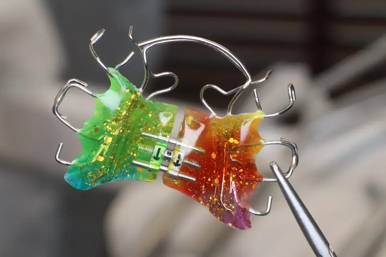 Aparat dla dziecka: Kiedy zacząć? Wiek, typy, sygnały alarmowe