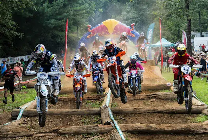 Supermoto czy enduro – kluczowe różnice, które musisz znać