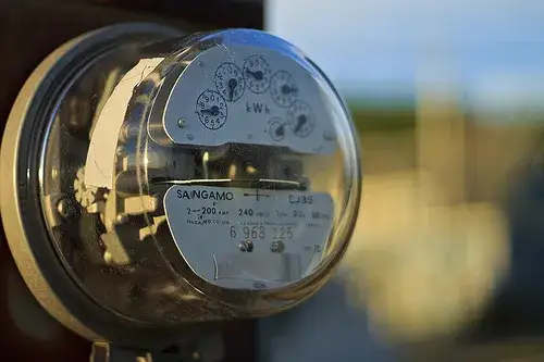 Anonimowe zgłoszenie kradzieży prądu: Jak bezpiecznie zareagować?