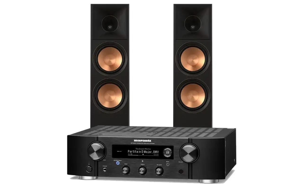 Marantz PM7000N z dwoma czarnymi kolumnami z miedzianymi membranami. Idealny zestaw do słuchania muzyki.
