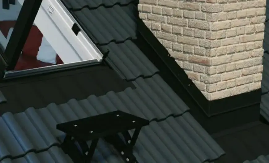 Czym obłożyć komin na dachu, aby uniknąć problemów z wilgocią?