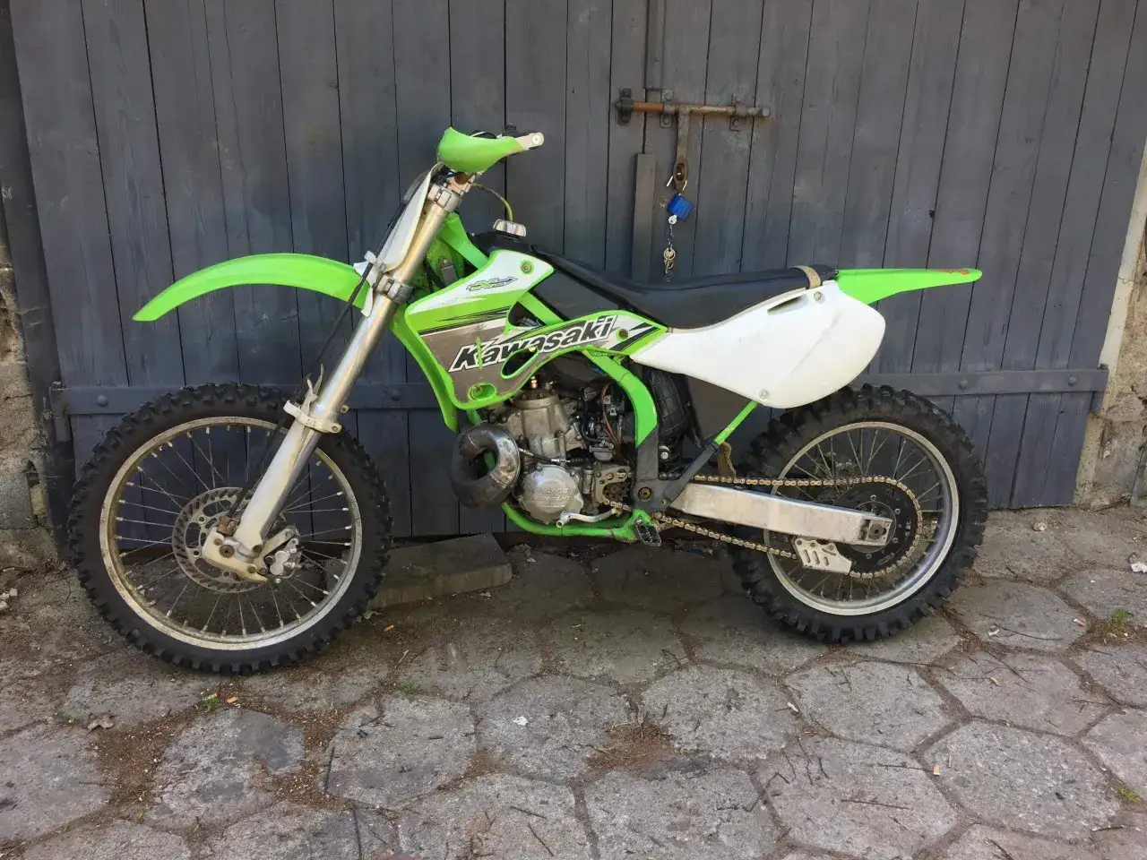 Kawasaki KX 250 2T ile ma koni? Odkryj moc silnika i osiągi motocykla