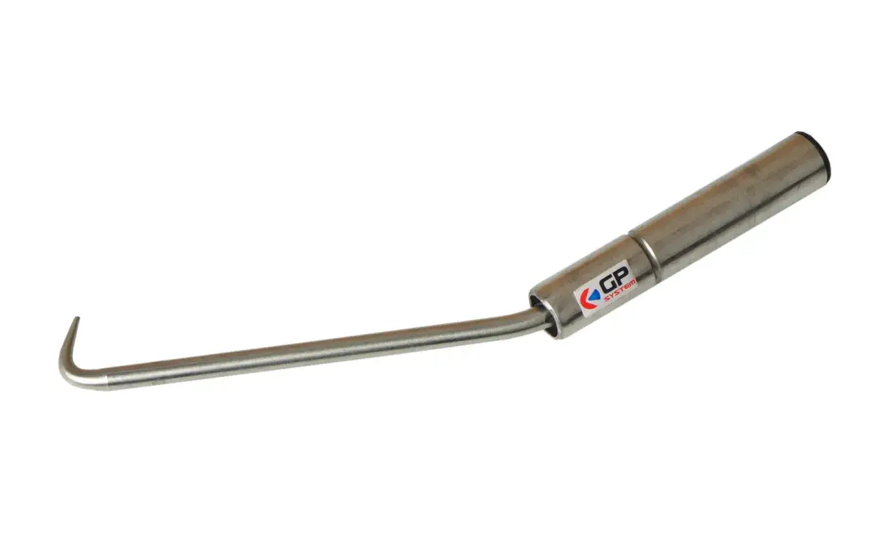 Metalowy klucz do kręcenia zbrojenia, z zakrzywionym haczykiem na końcu i logo GP SYSTEM.