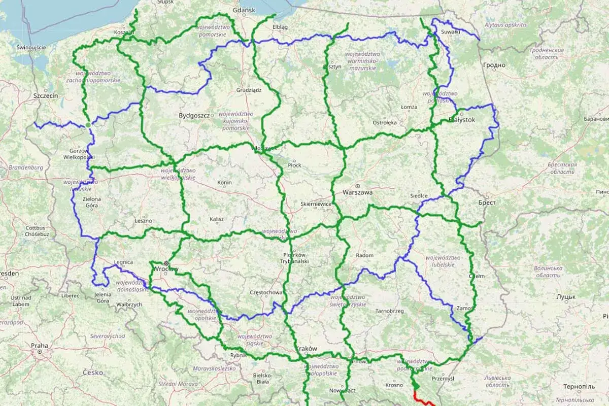 Gotowe trasy motocyklowe na mapie Polski, zaznaczone zielonymi i niebieskimi liniami, prowadzą przez malownicze regiony i miasta.
