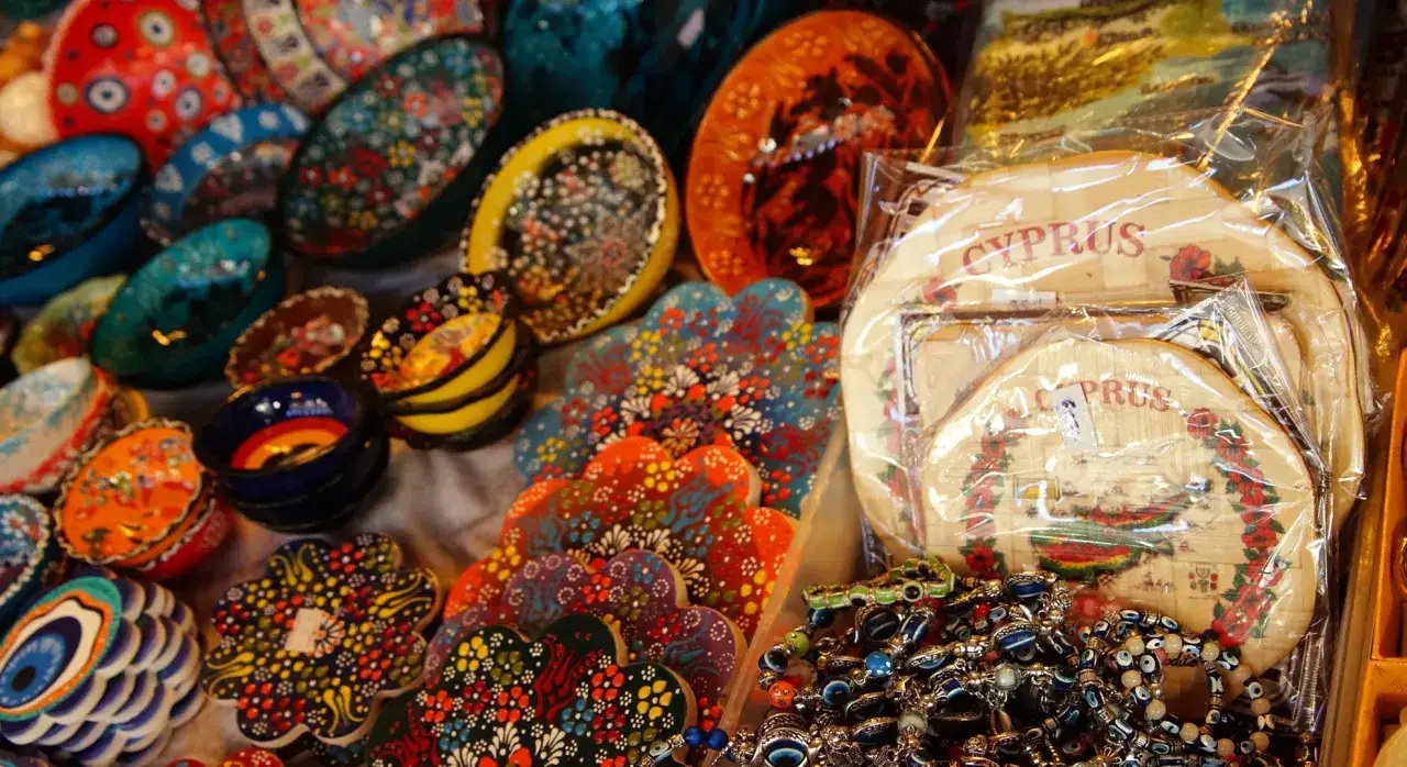 Cypryjskie pamiątki: Co przywieźć z wakacji? Przewodnik po skarbach