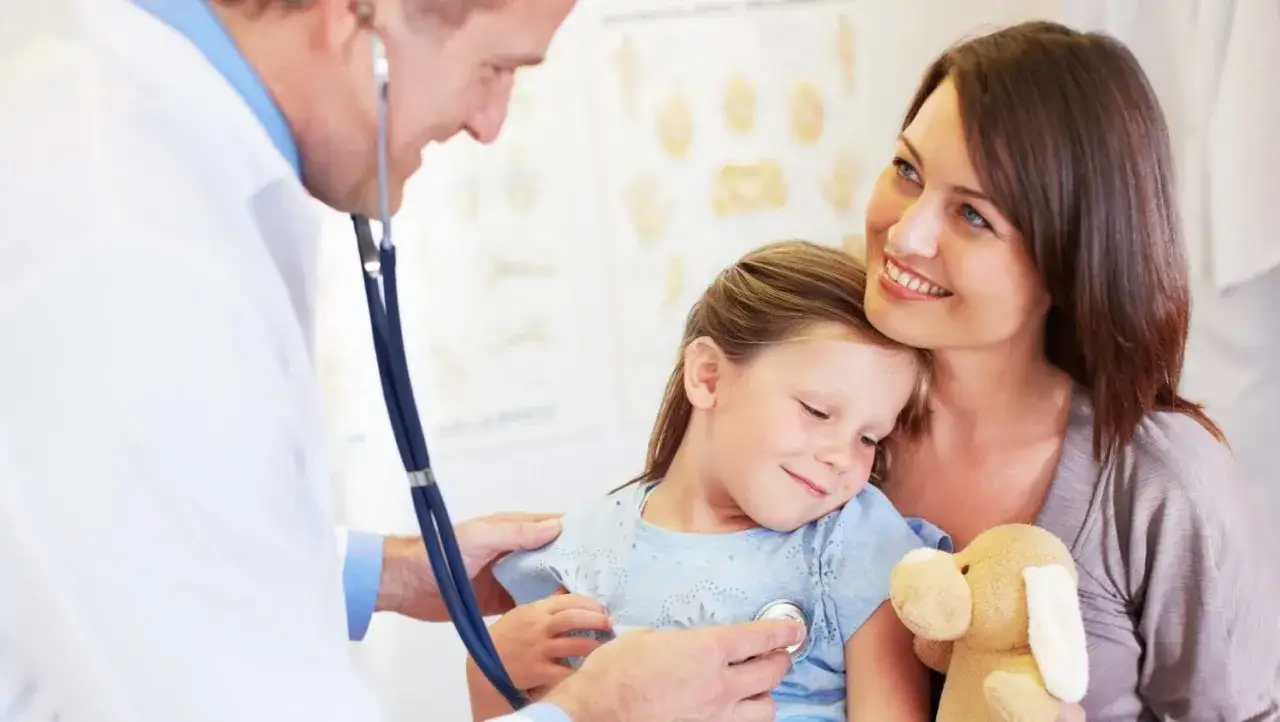 Kiedy z dzieckiem do lekarza przy przeziębieniu? Poznaj sygnały alarmowe