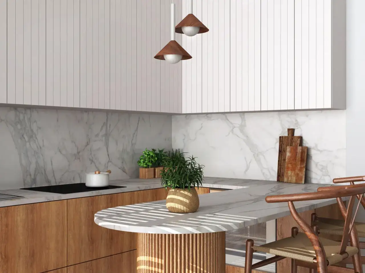 Elegancka styl japandi kuchnia z drewnianymi frontami, marmurowym blatem i minimalistycznymi białymi szafkami. Dwa drewniane krzesła barowe.