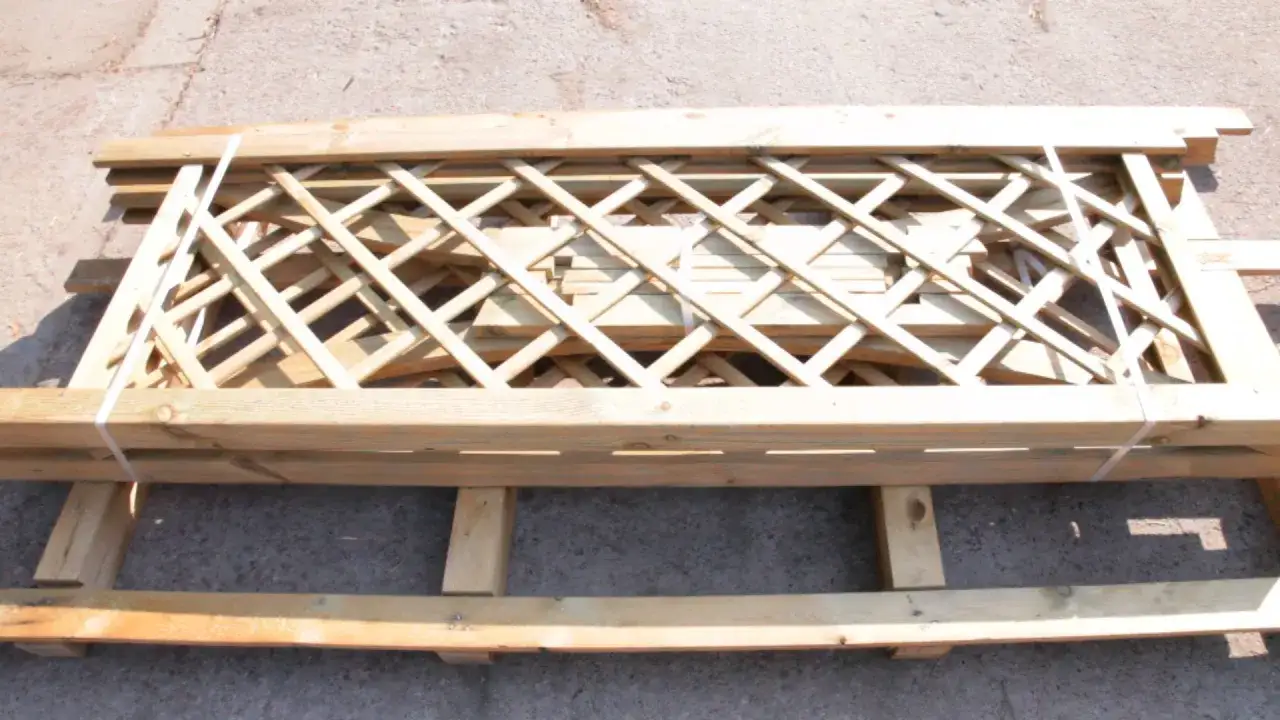 Drewniane elementy do budowy pergoli z listewek, gotowe do montażu.