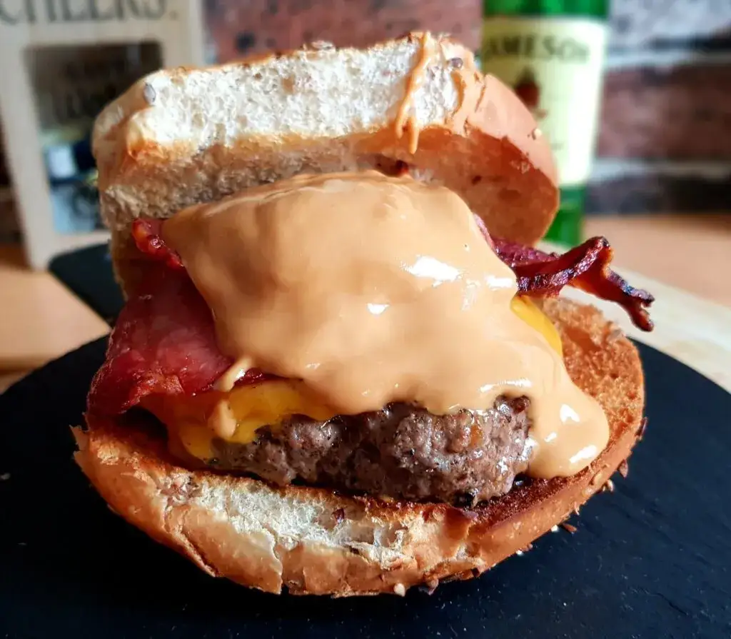 Kto wymyślił hamburgera? Prawda o jego tajemniczym pochodzeniu