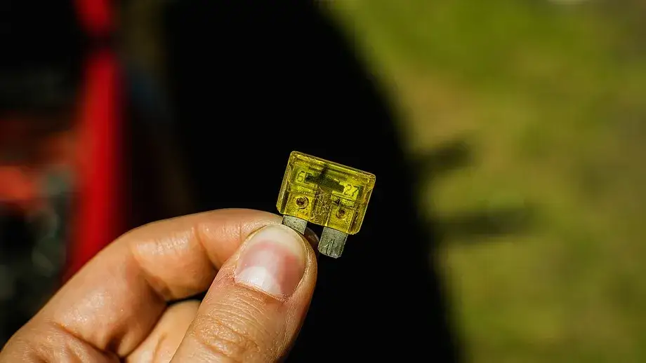 Jak wygląda spalony bezpiecznik? Oto charakterystyczne objawy uszkodzenia