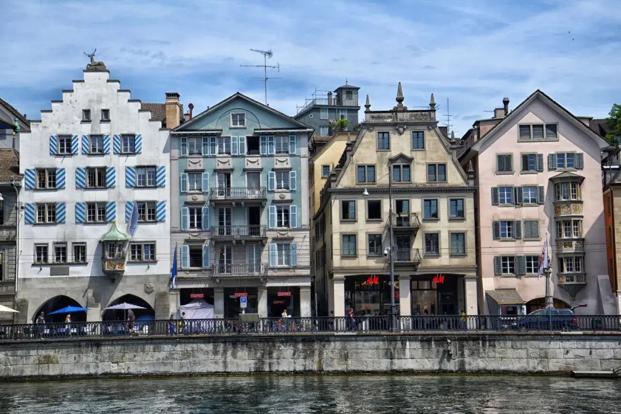 Gdzie leży Zurych? Poznaj jego sekrety i zaplanuj podróż z Polski