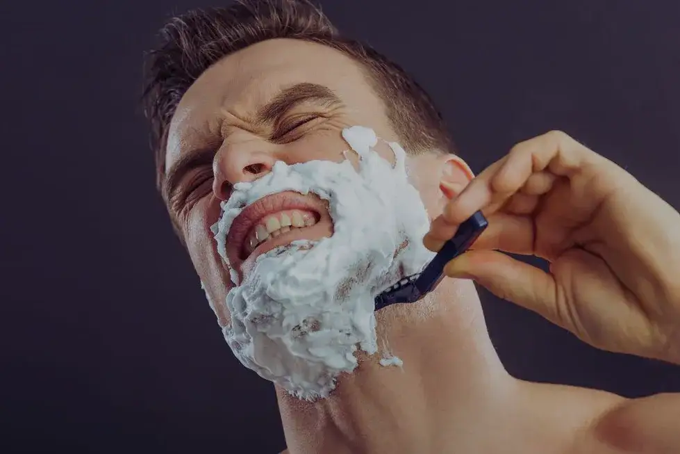 Jak się golić maszynką jednorazową, aby uniknąć podrażnień i zyskać gładką skórę