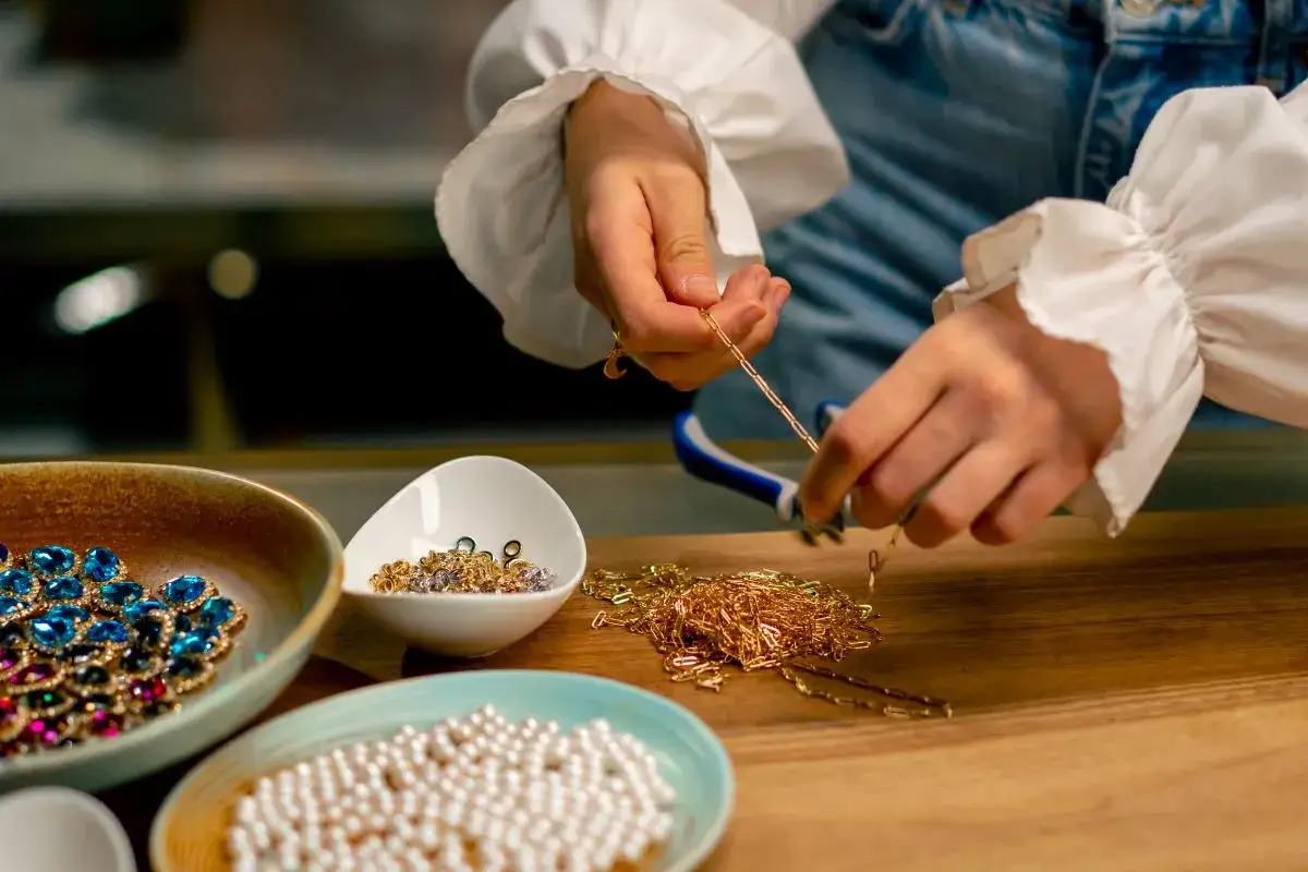 Co jest potrzebne do robienia kolczyków - niezbędne narzędzia i materiały