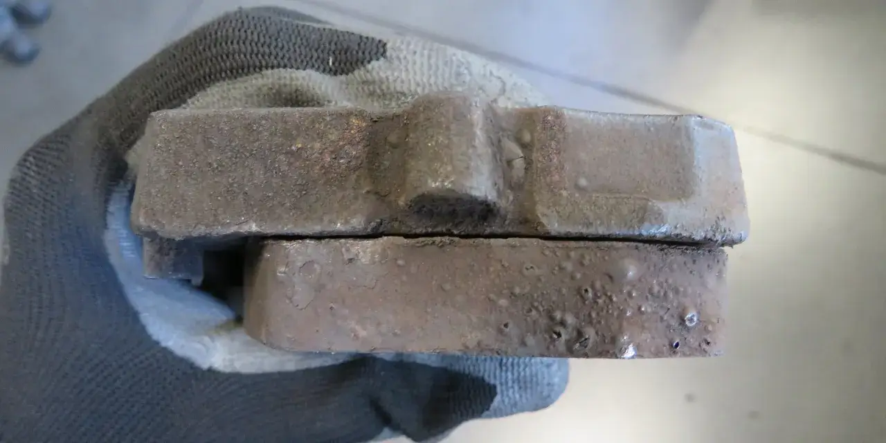 Ważne sygnały że blaszki klocków hamulcowych grożą wypadkiem