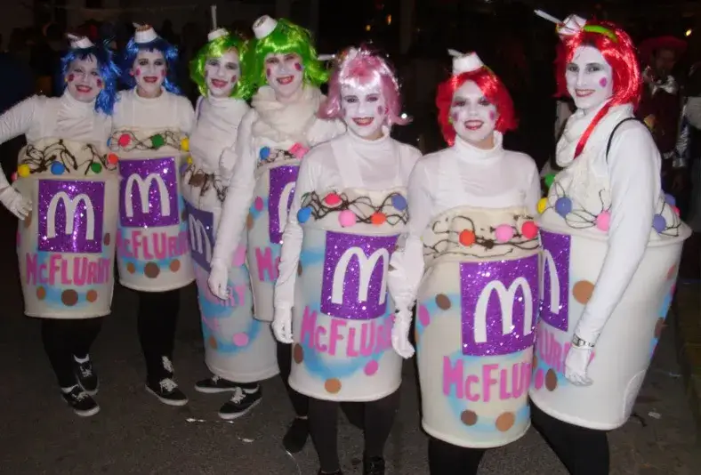 Jak zrobić kreatywne stroje na Halloween dla dorosłych z łatwych materiałów