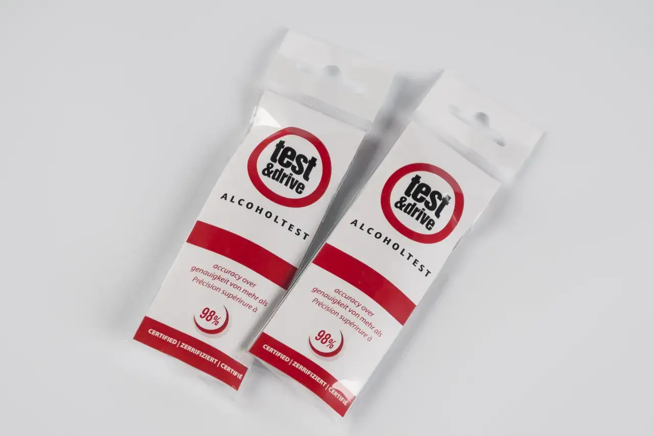 Dwa jednorazowe alkomaty w opakowaniach z logo "test & drive" i napisem "ALCOHOLTEST".