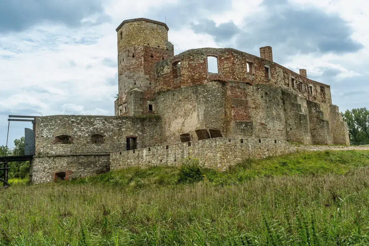 Ruiny zamku w Siewierzu: Odkryj sekrety i zaplanuj wizytę