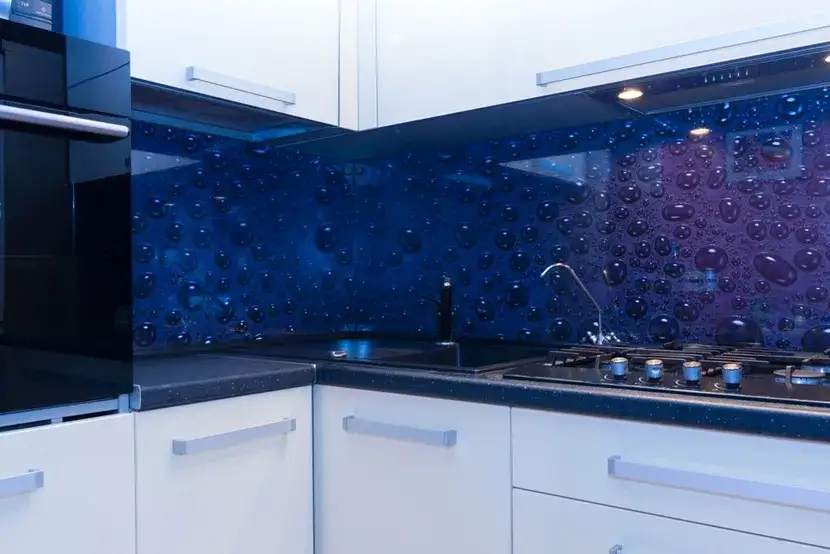 Co dać między szafkami w kuchni? Praktyczne i stylowe pomysły