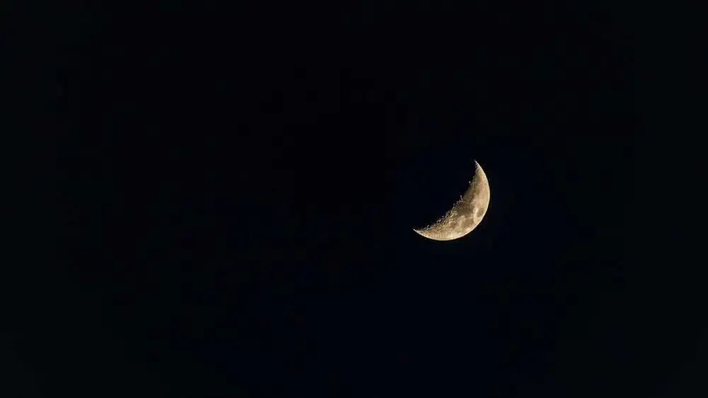 Naszyjnik półksiężyc co oznacza? Odkryj jego głęboką symbolikę