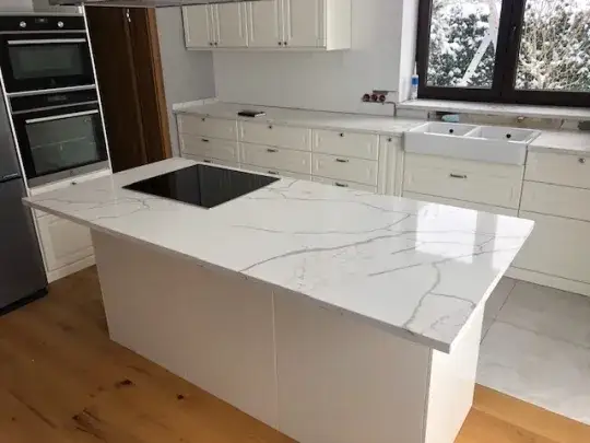 Ceny konglomeratu kwarcowego Calacatta - jakie są najniższe oferty?