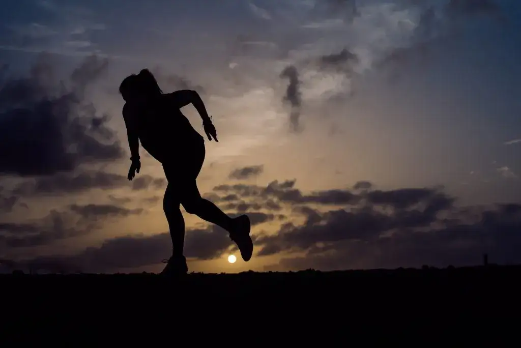 Kiedy lepiej biegać rano czy wieczorem? Odkryj kluczowe różnice