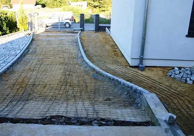 Podgrzewany podjazd: Jak zrobić? Koszty, systemy, czy warto?