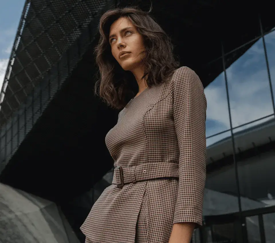 Czy kratka jest modna? Odkryj najnowsze trendy i stylizacje