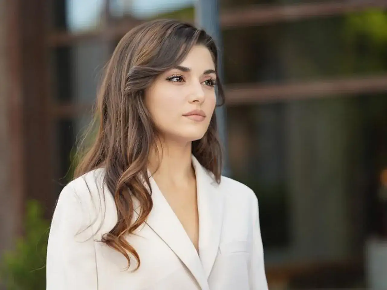 Piękna Hande Erçel w białej marynarce. Czy Hande Erçel ma dzieci? Aktorka skupia się na karierze.