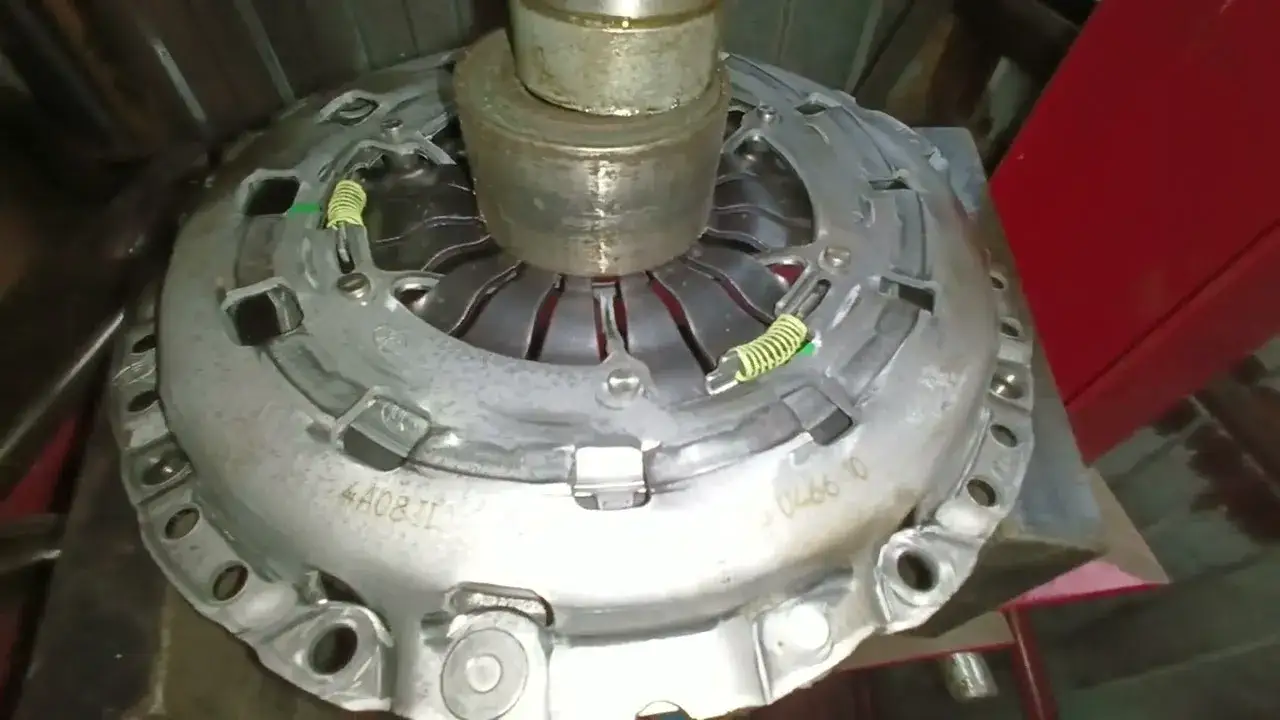 Jak cofnąć docisk sprzęgła LuK i uniknąć kosztownych błędów