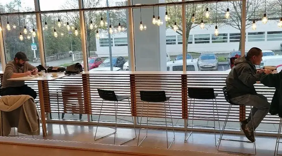 Descubre BIZI: Menú del día excepcional y fusión en San Sebastián