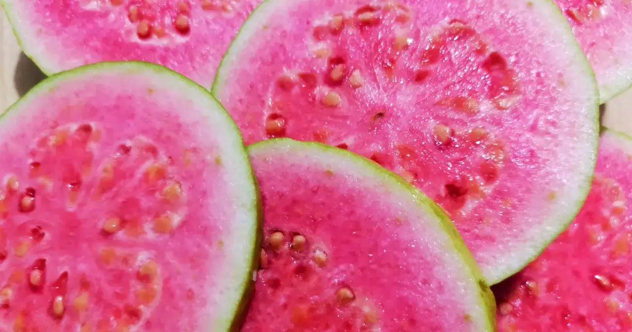 Plasterki różowej guawy, soczyste i pełne nasion. Wyobraź sobie jej słodko-kwaśny smak, jak połączenie truskawki i gruszki.