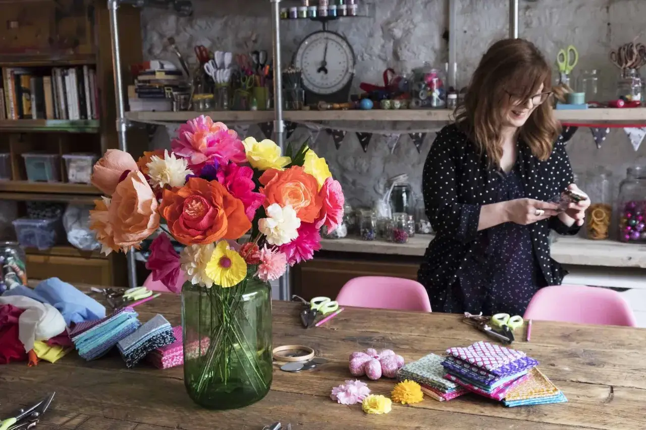 Jak zrobić różę z bibuły krok po kroku? Prosty poradnik dla każdego!