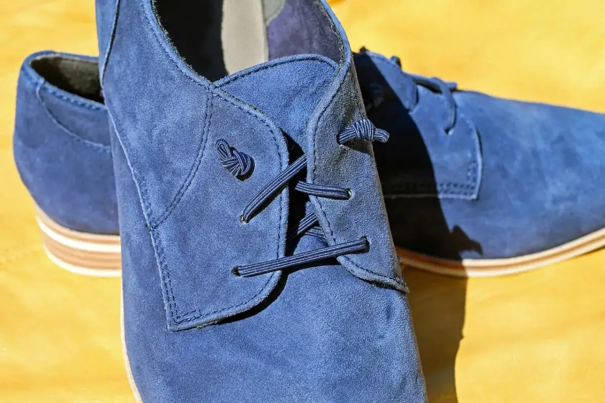 Eleganckie, granatowe buty z zamszu. Dowiedz się, czym czyścić zamsz, aby zachować ich nienaganny wygląd.