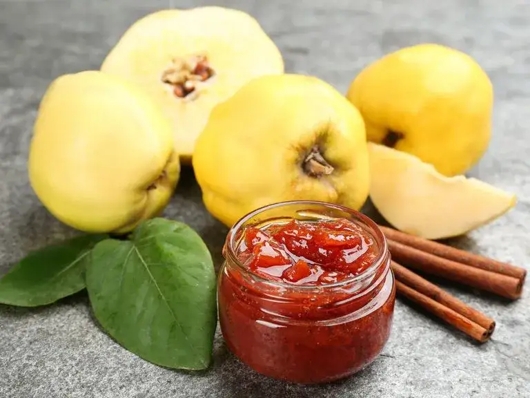 Pigwa z nalewki: Nie marnuj! Pomysły na dżemy, ciasta i sosy