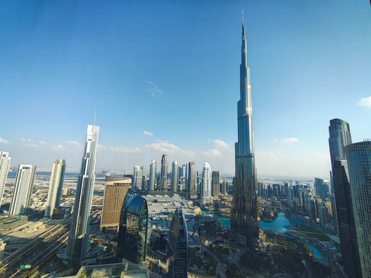 Widok z lotu ptaka na Dubaj, z dominującym Burdż Chalifa i innymi drapaczami chmur.